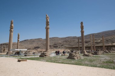Persepolis, Iran - 5 Mayıs 2018: Persepolis eski Ahameniş Krallık başkentidir. Iran görme. Antik Pers. Mavi gökyüzü ve bulutlar arka plan