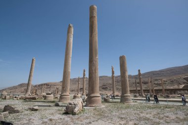 Persepolis, Iran - 5 Mayıs 2018: Persepolis eski Ahameniş Krallık başkentidir. Iran görme. Antik Pers. Mavi gökyüzü ve bulutlar arka plan