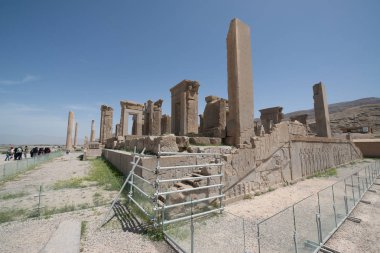 Persepolis, Iran - 5 Mayıs 2018: Persepolis eski Ahameniş Krallık başkentidir. Iran görme. Antik Pers. Mavi gökyüzü ve bulutlar arka plan