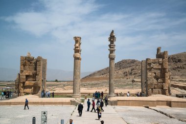 Persepolis, İran, 5 Mayıs 2018: Persepolis eski Achaemenid krallığının başkentidir. İran'ı görmek. Antik İran. Mavi gökyüzü ve bulutlar arka plan
