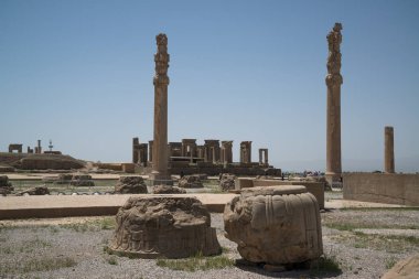 Persepolis, İran, 5 Mayıs 2018: Persepolis eski Achaemenid krallığının başkentidir. İran'ı görmek. Antik İran. Mavi gökyüzü ve bulutlar arka plan