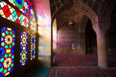 Şiraz, Iran - 9 Mayıs 2018: Nasır el-mülk Camii Şiraz, İran, pembe Camii olarak da bilinir
