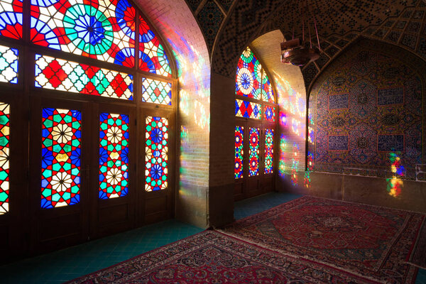 Шираз, Иран - 9 мая 2018 года: Мечеть Насир аль-Мульк в Ширазе, Иран, также известная как Розовая мечеть
