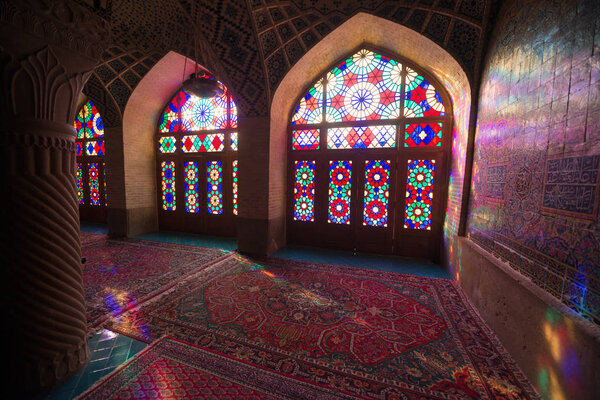 Шираз, Иран - 9 мая 2018 года: Мечеть Насир аль-Мульк в Ширазе, Иран, также известная как Розовая мечеть
