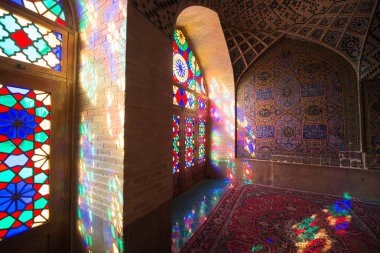 Şiraz, Iran - 9 Mayıs 2018: Nasır el-mülk Camii Şiraz, İran, pembe Camii olarak da bilinir