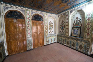 Şiraz, İran - 7 Mayıs 2018: Naranjestan kompleksi tarihi Qavam House şehrin en güzel konaklarından biridir, ziyaretçilere açık