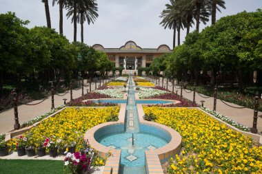 Şiraz, İran - 7 Mayıs 2018: Naranjestan kompleksi tarihi Qavam House şehrin en güzel konaklarından biridir, ziyaretçilere açık