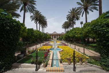 Şiraz, İran - 7 Mayıs 2018: Naranjestan kompleksi tarihi Qavam House şehrin en güzel konaklarından biridir, ziyaretçilere açık