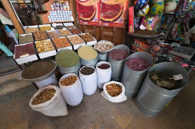 Tahran, İran, 13 Mayıs 2018: Kapalıçarşı, Tahran'da bugün hala ekonomik faaliyet merkezi olarak kullanılan eski bir tarihi çarşıdır.
