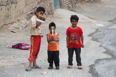 Sirch, İran, 10 Mayıs 2018: İran'ın Sirch köyünde poz veren İranlı çocuklar