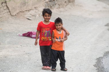 Sirch, İran, 10 Mayıs 2018: İran'ın Sirch köyünde poz veren İranlı çocuklar