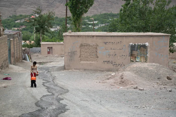 Sirch, İran, 10 Mayıs 2018: İran'ın Sirch köyünde poz veren İranlı çocuklar