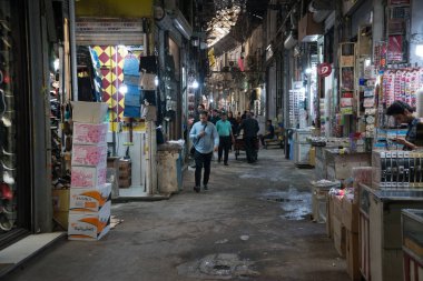 Tahran, İran, 13 Mayıs 2018: Kapalıçarşı, Tahran'da bugün hala ekonomik faaliyet merkezi olarak kullanılan eski bir tarihi çarşıdır.