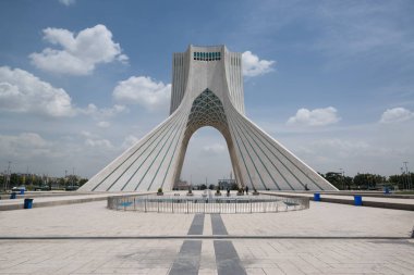 Tahran, İran, 14 Mayıs 2018: Tahran'daki Azadi Meydanı'nda bulunan Azadi Kulesi