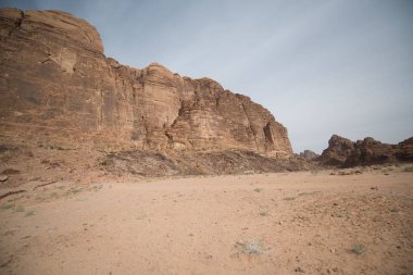 Çöldeki doğal kayaların panoramik görünümü, Wadi Rum, Ürdün
