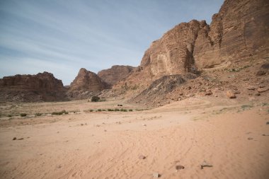 Çöldeki doğal kayaların panoramik görünümü, Wadi Rum, Ürdün