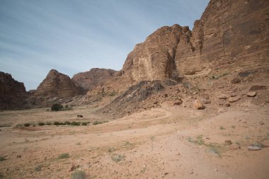 Çöldeki doğal kayaların panoramik görünümü, Wadi Rum, Ürdün
