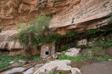 Çöldeki doğal kayaların panoramik görünümü, Wadi Rum, Ürdün