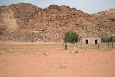 Çöldeki doğal kayaların panoramik görünümü, Wadi Rum, Ürdün