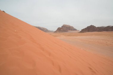 Çöldeki doğal kayaların panoramik görünümü, Wadi Rum, Ürdün