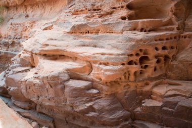 Çöldeki doğal kayaların panoramik görünümü, Wadi Rum, Ürdün