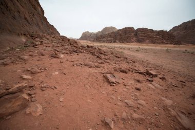 Çöldeki doğal kayaların panoramik görünümü, Wadi Rum, Ürdün