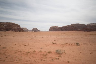 Çöldeki doğal kayaların panoramik görünümü, Wadi Rum, Ürdün