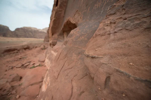 Çöldeki doğal kayaların panoramik görünümü, Wadi Rum, Ürdün