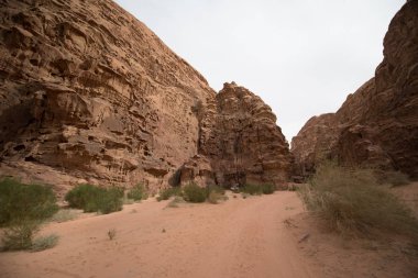 Gündüzleri çöl alanında kayalık oluşumlar