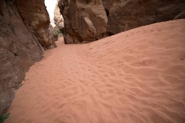 Gündüzleri çöl alanında kayalık oluşumlar