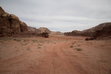 Gündüzleri çöl alanında kayalık oluşumlar