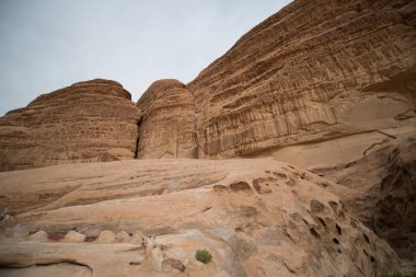 Gündüzleri çöl alanında kayalık oluşumlar