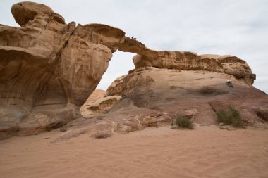 Doğal kaya köprüsü ve Wadi Rum Çölü panoramik manzarası, Ürdün