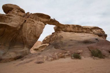 Doğal kaya köprüsü ve Wadi Rum Çölü panoramik manzarası, Ürdün