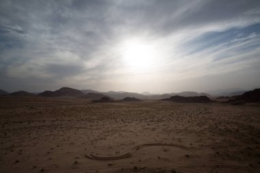 çöl manzara üzerinde güzel günbatımı