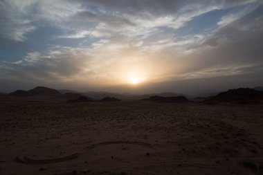 çöl manzara üzerinde güzel günbatımı