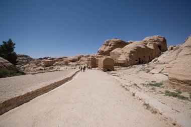 Doğal kaya köprüsü ve Wadi Rum Çölü panoramik manzarası, Ürdün