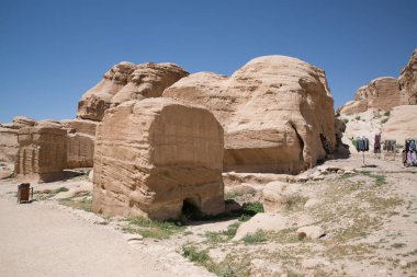Doğal kaya köprüsü ve Wadi Rum Çölü panoramik manzarası, Ürdün