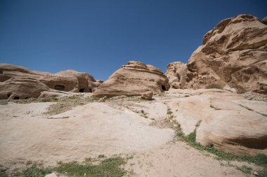 Doğal kaya köprüsü ve Wadi Rum Çölü panoramik manzarası, Ürdün