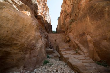 Doğal kaya köprüsü ve Wadi Rum Çölü panoramik manzarası, Ürdün