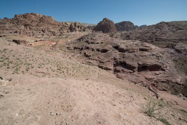 Doğal kaya köprüsü ve Wadi Rum Çölü panoramik manzarası, Ürdün