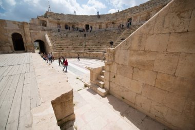 İsrail - yaklaşık Nisan 2014: İsrail'de Beit Shean Roma tiyatrosunda Turistler