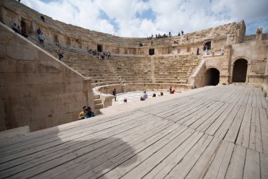 İsrail - yaklaşık Nisan 2014: İsrail'de Beit Shean Roma tiyatrosunda Turistler
