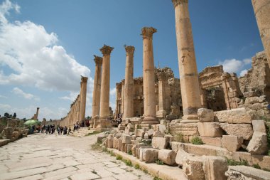 İsrail - yaklaşık Nisan 2014: İsrail'de Beit Shean Roma harabeleri Turistler 