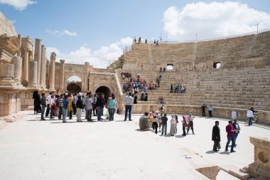İsrail - yaklaşık Nisan 2014: İsrail'de Beit Shean Roma tiyatrosunda Turistler
