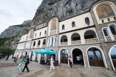 Karadağ, Balkanlar - yaklaşık Temmuz 2016: Ostrog Manastırı Üst Kilisesi, Karadağ, Balkanlar