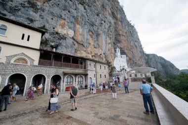 Karadağ, Balkanlar - yaklaşık Temmuz 2016: Ostrog Manastırı Üst Kilisesi, Karadağ, Balkanlar