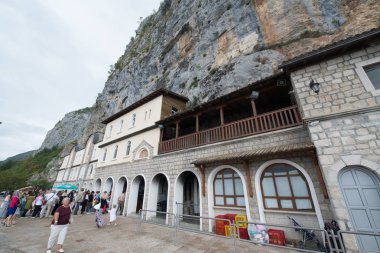 Karadağ, Balkanlar - yaklaşık Temmuz 2016: Ostrog Manastırı Üst Kilisesi, Karadağ, Balkanlar