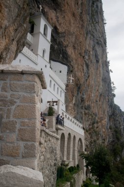 Karadağ, Balkanlar - yaklaşık Temmuz 2016: Ostrog Manastırı Üst Kilisesi, Karadağ, Balkanlar
