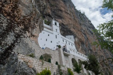 Karadağ, Balkanlar - yaklaşık Temmuz 2016: Ostrog Manastırı Üst Kilisesi, Karadağ, Balkanlar